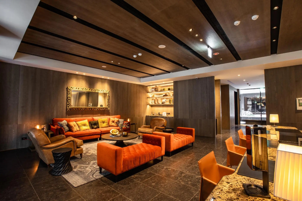 CHECK inn SELECT Chiayi RenAi