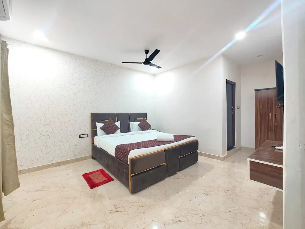 Hotel Ganges Place Varanasi with free AC