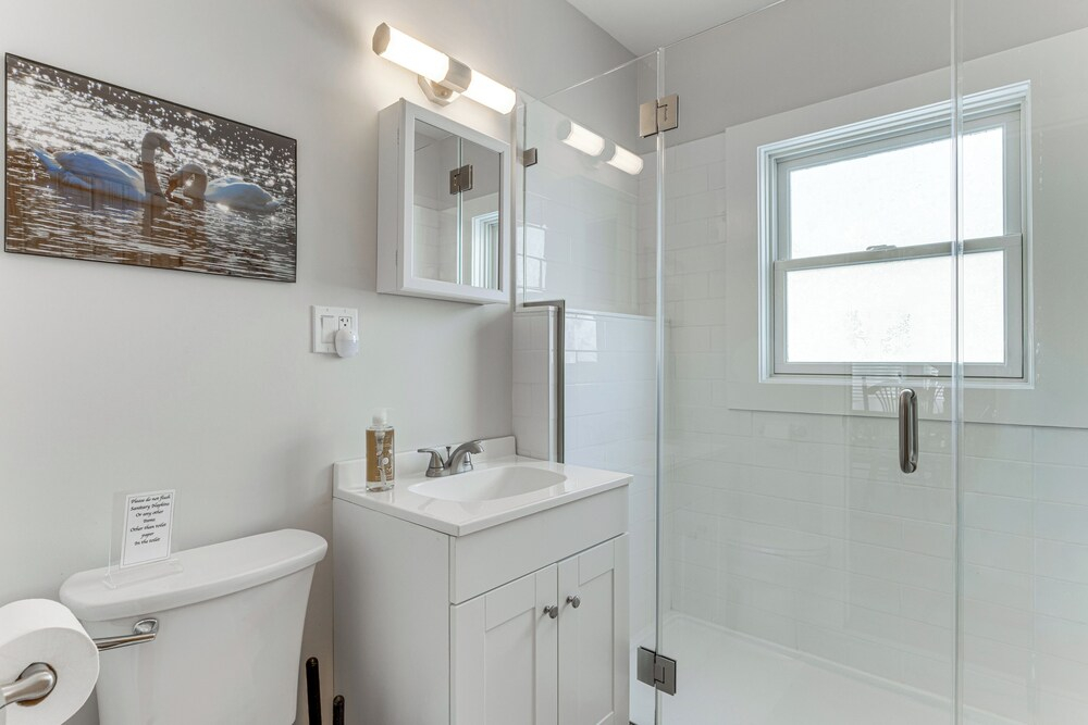 Walk to Harbor, Eats & Shops! Greenport Retreat