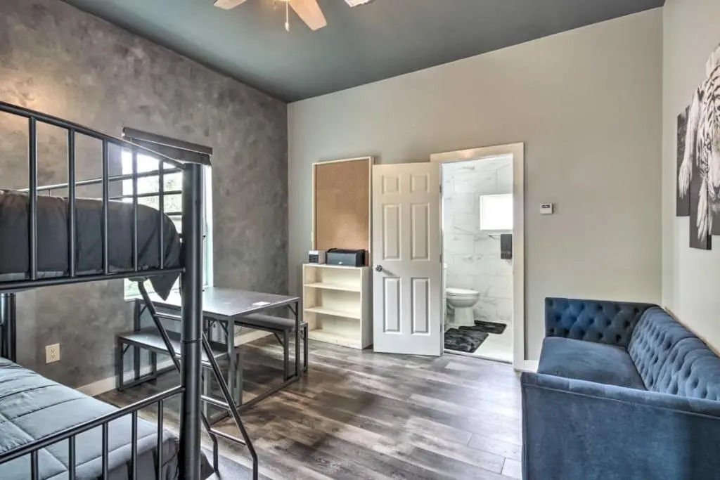 Rustic 4-Story Rooftop Spectacular Downtown View