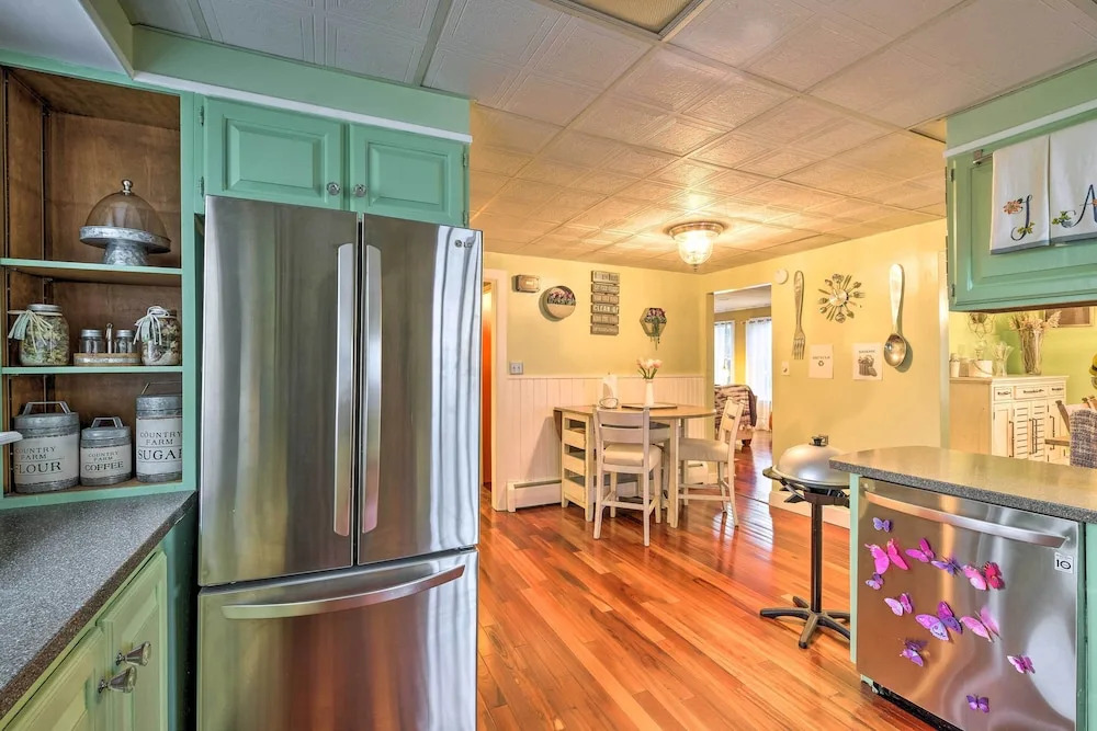 Stylish Suburban Getaway, 10 Miles to Royal Mtn!