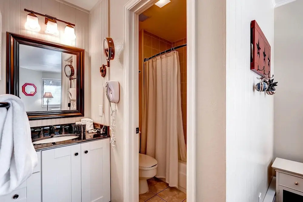 Spacious, Upgraded 2 Bdr W/ Fireplace & Hot Tub Access 2 Bedroom Condo by RedAwning