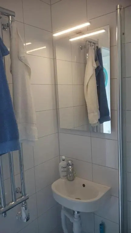 Ljust boende, egen ingång och trädgård i centrum