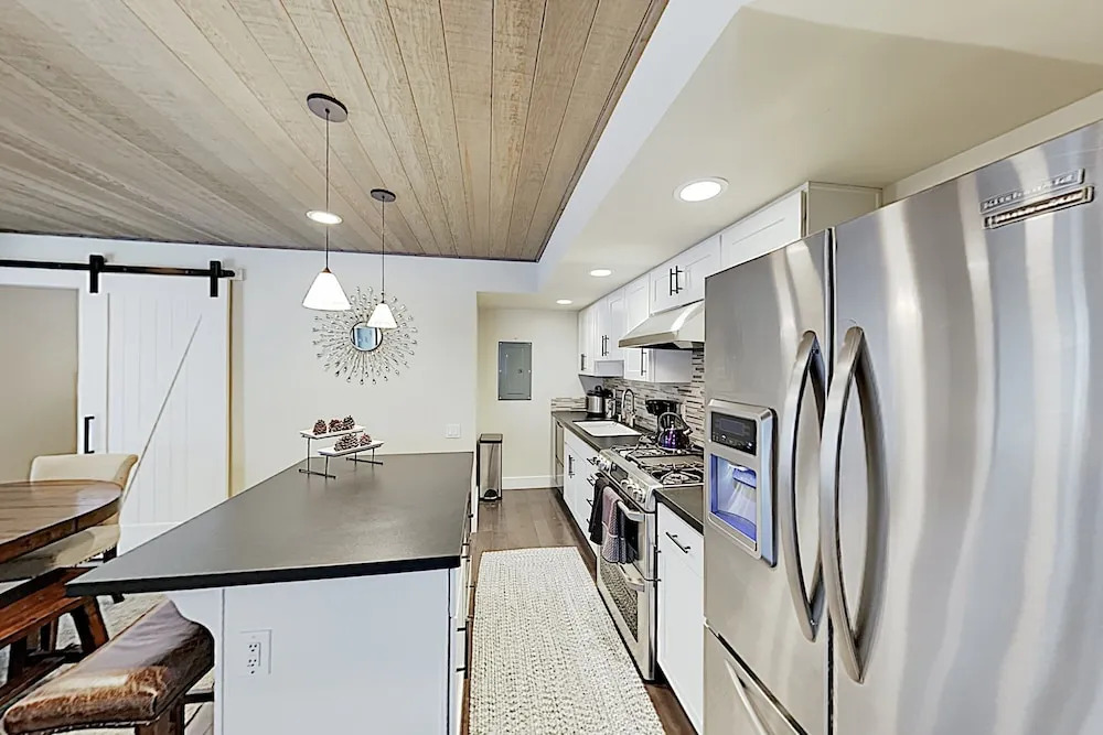 Stylish Forest Pines Beach & Ski Getaway townhouse