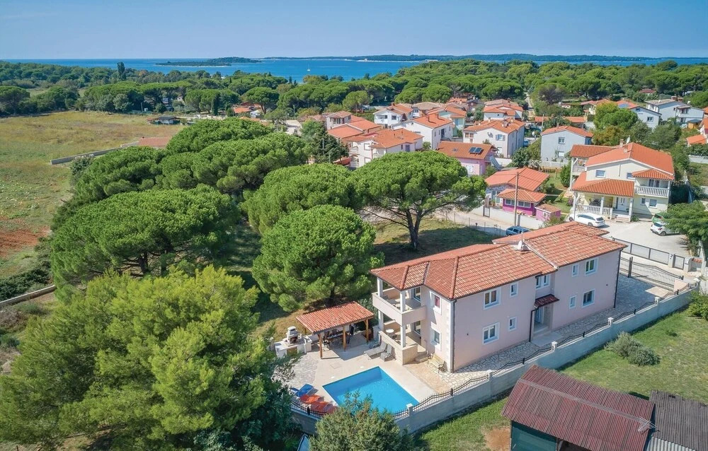 Beautiful Home in Valbandon With Wifi and 4 Bedrooms