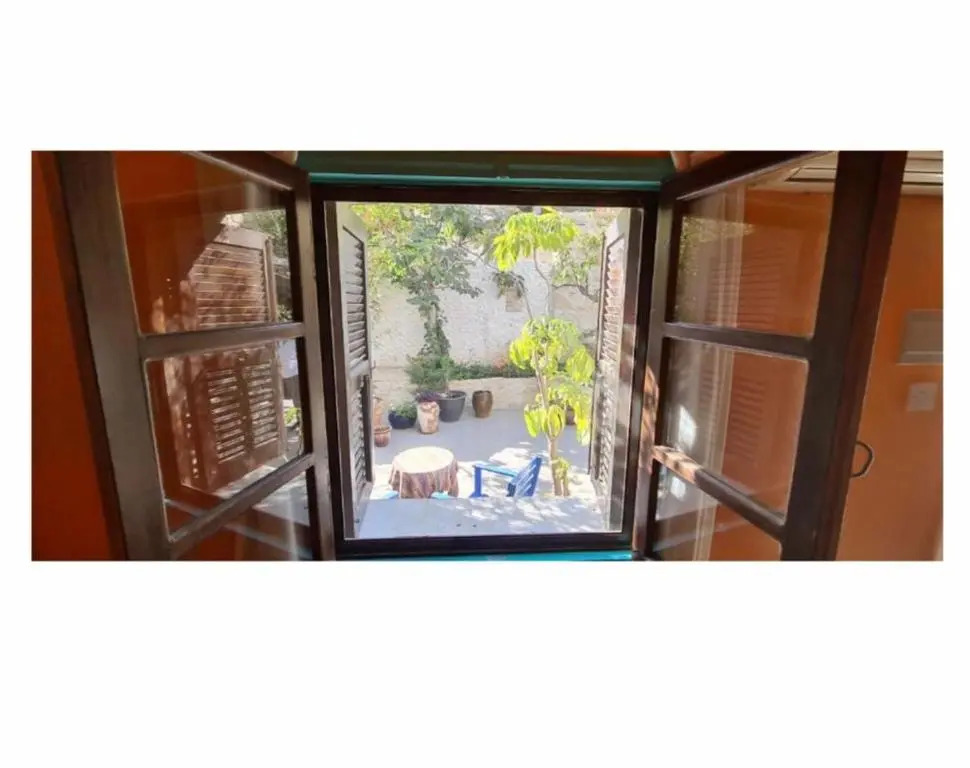 Lovely 1-bedroom rental with ensuite and parking.