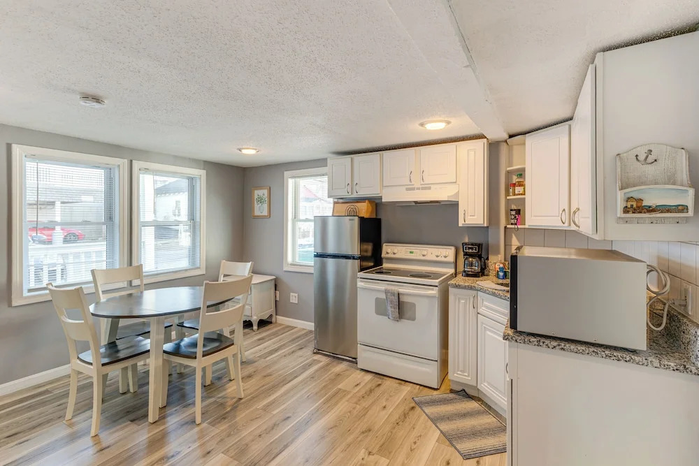 Walk to Public Beach Access! Breezy Hampton Condo