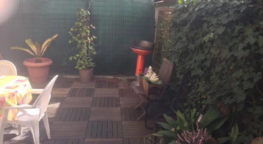 cosy rare 2 bedroom apartment around a private garden