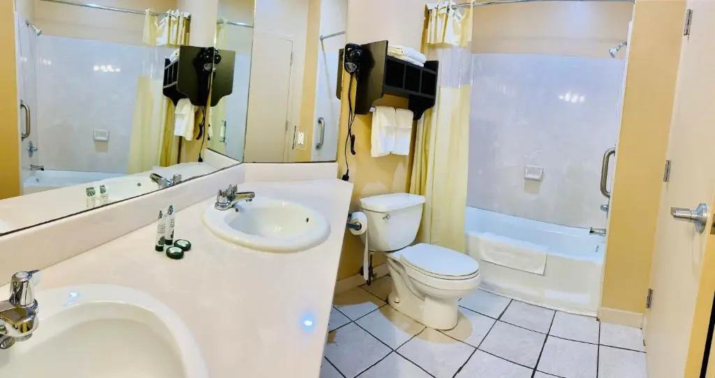 Weston Inn & Suites