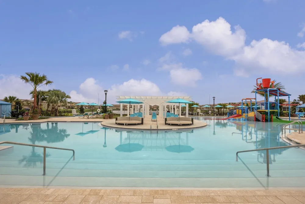 Townhome With Private Pool, BBQ & Free Waterpark!