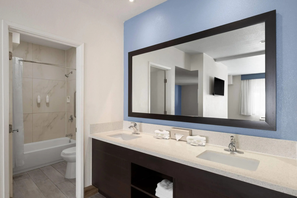 Travelodge Inn & Suites by Wyndham Anaheim on Disneyland Dr