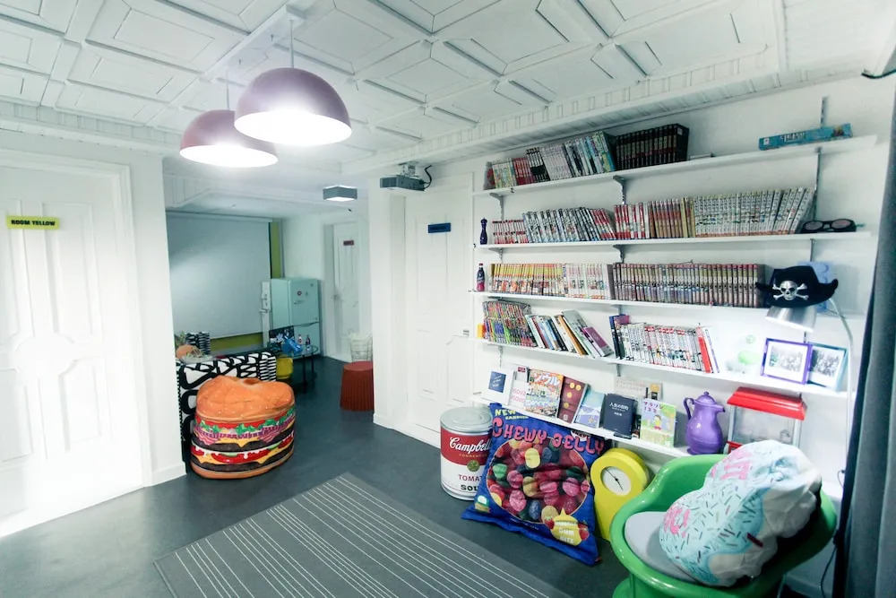 Travelholic Guesthouse - Hostel