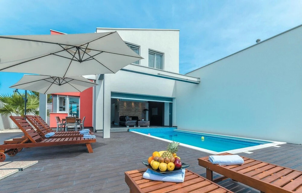 Stunning Home in Vrsi Mulo With Wifi and 4 Bedrooms