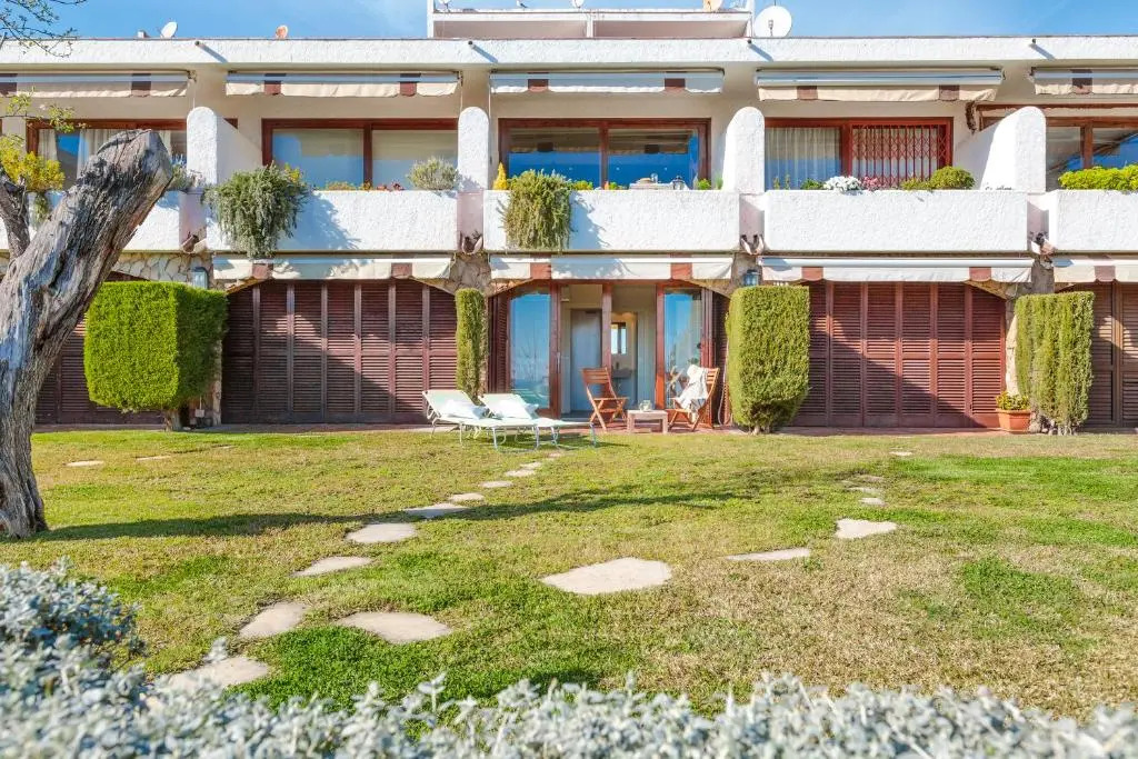 Lets Holidays garden house in front of the beach