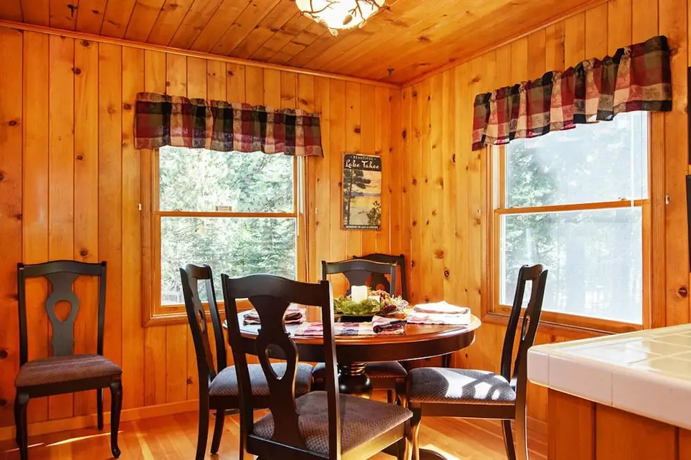 1545 West Lake Getaway - HOT Tub, Walk to Lake & Sunnyside