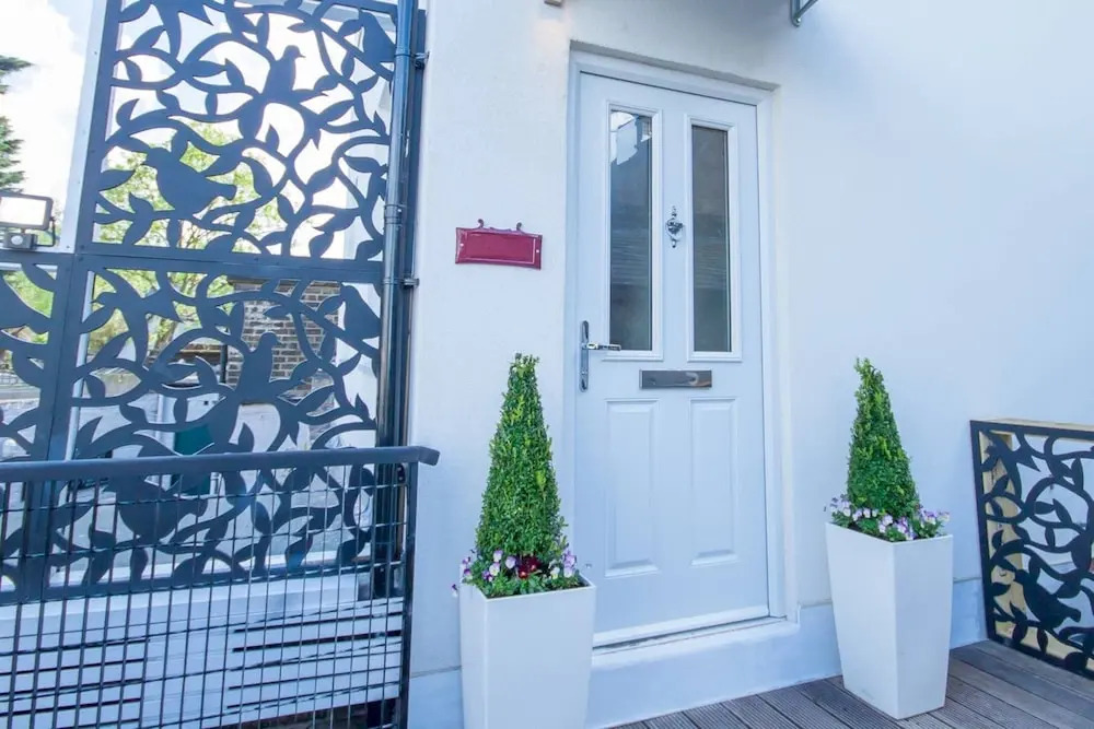 Stunning Split Level Spacious Studio Flat