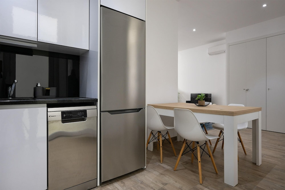 Red Door Flat by Trip2Portugal