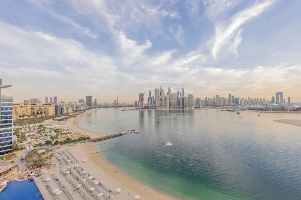 WelHome - Oceanfront Elegance 1BR Apt With Palm Sea Views