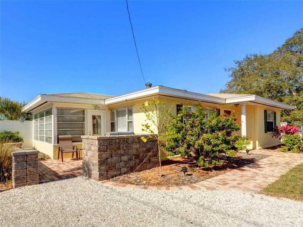 Poco Place, 2 Bedrooms, Wifi, 2 Blocks to Beach, Sleeps 6