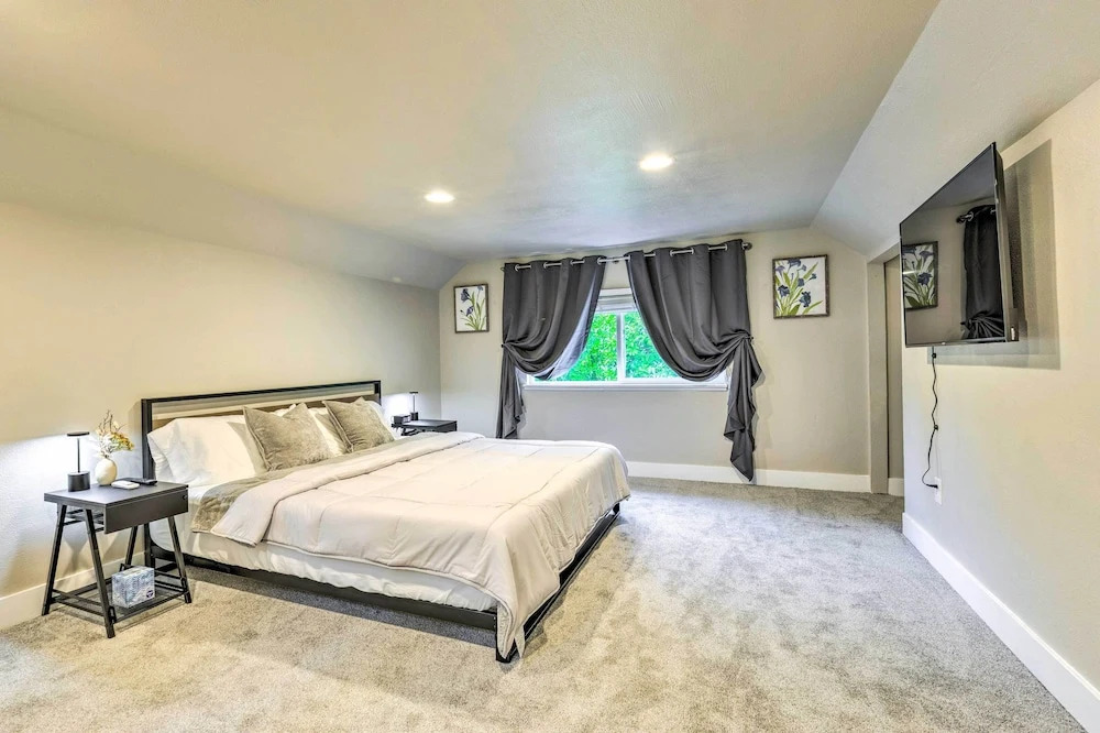 Seattle Home w/ Private Yard ~ 8 Mi to Dtwn!