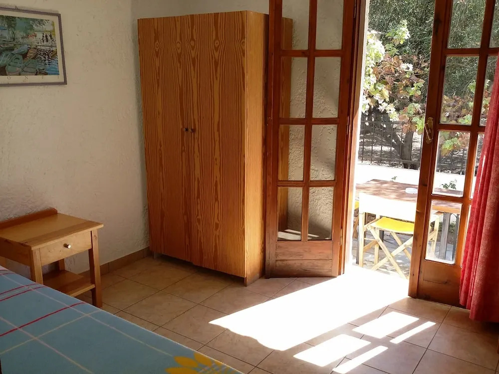 Exclusive Cottages in a Quiet Oliverove Near the sea