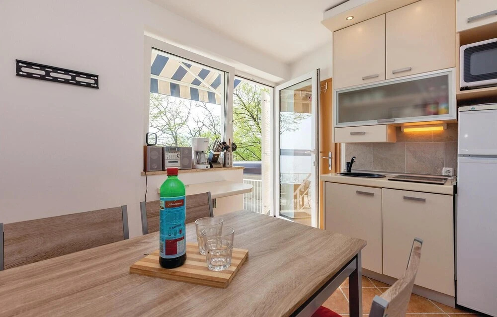 2 Bedroom Cozy Home In Jadranovo