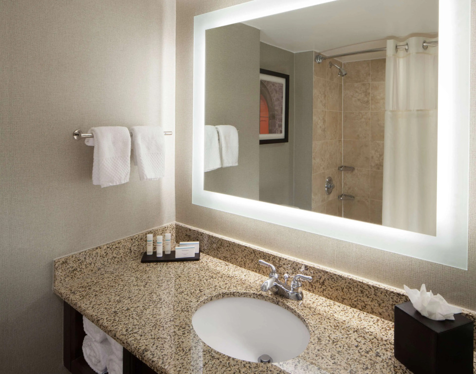 Embassy Suites by Hilton Philadelphia Airport