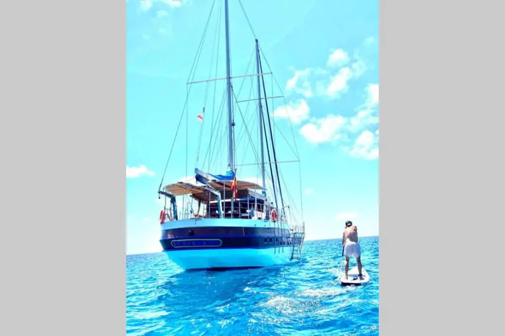 Un barco clásico con alma propia cerca de Barcelona