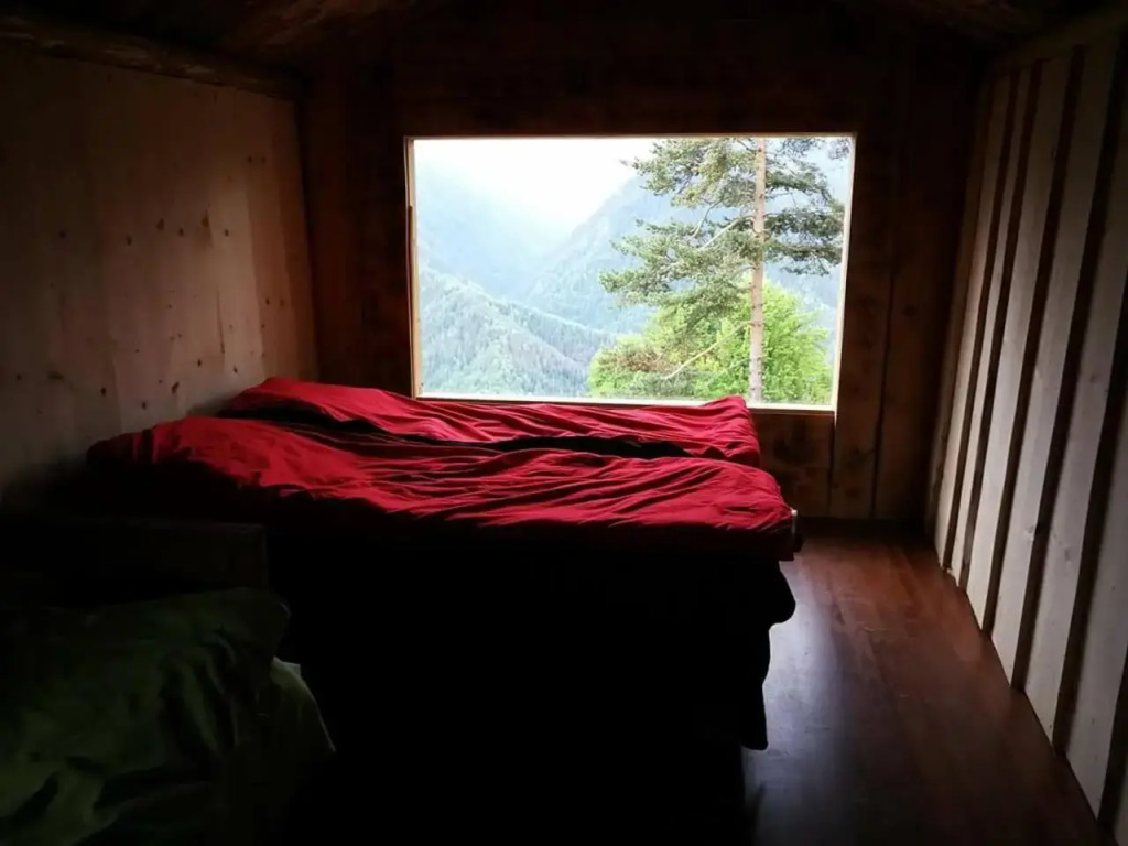 Heshkili huts Svaneti