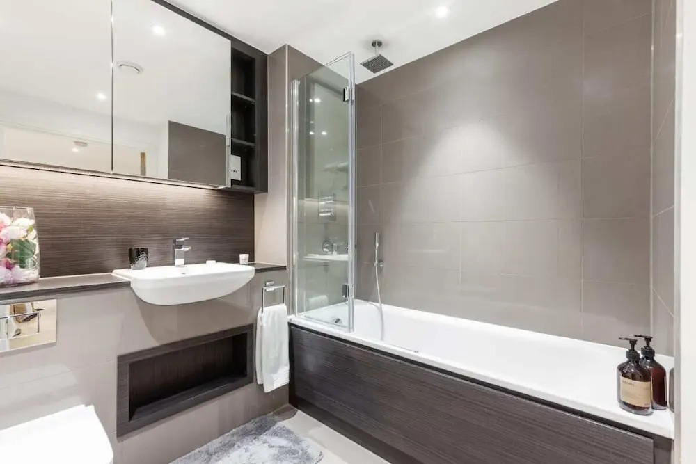 Stunning One Bed Apt W/balcony and Riverview in Greenwich