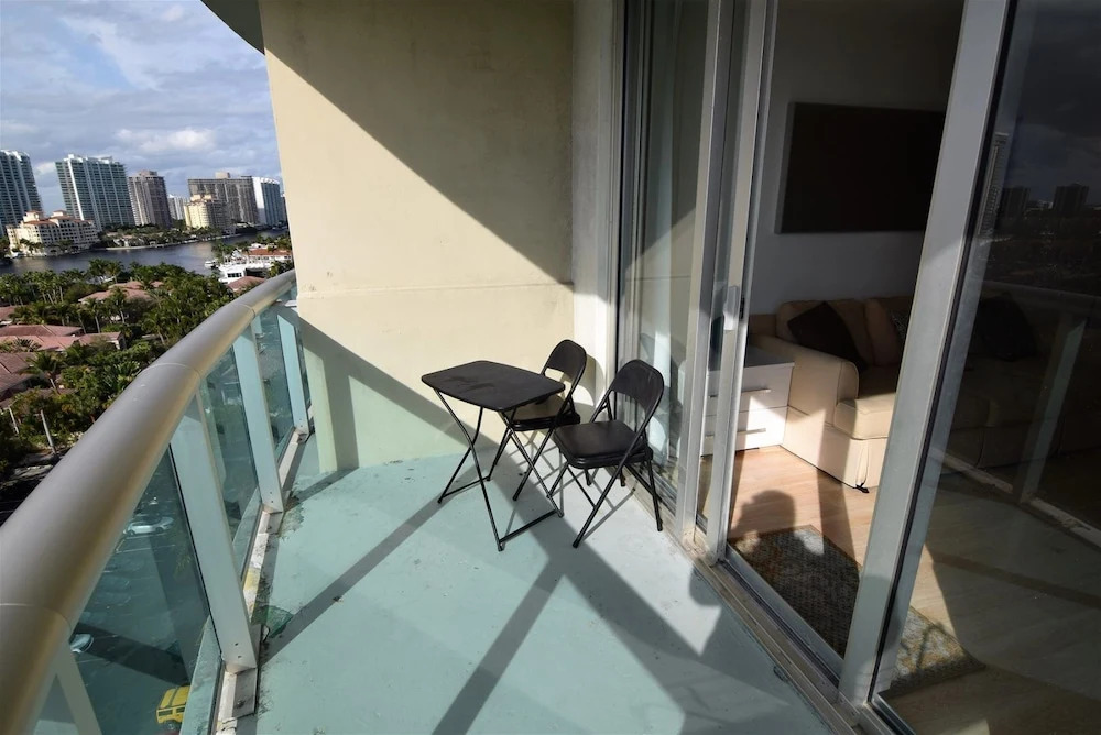 Spectacular 1 Bed 1.5 Baths In Ocean Reserve! Unit 1210