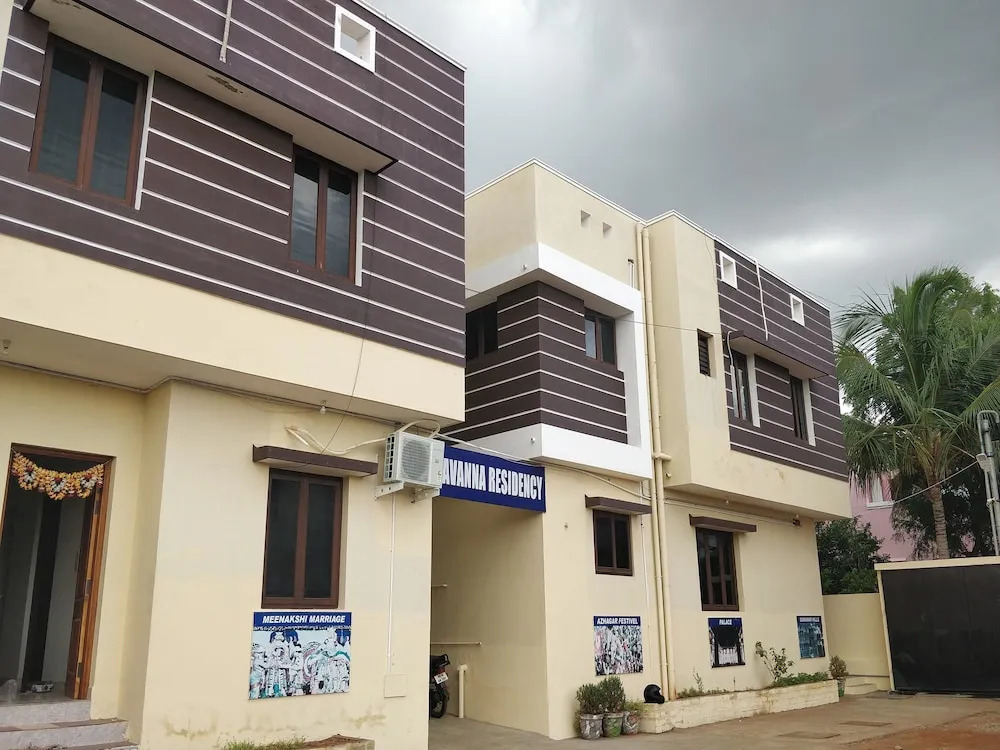 OYO 15860 Navanna Residency
