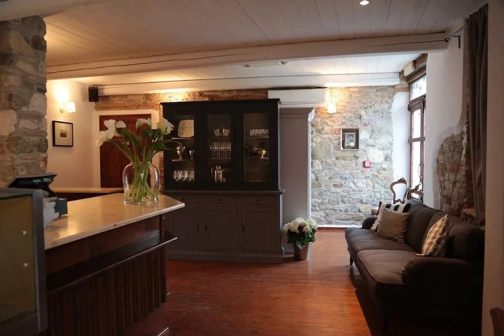 1883 Restaurant & Rooms
