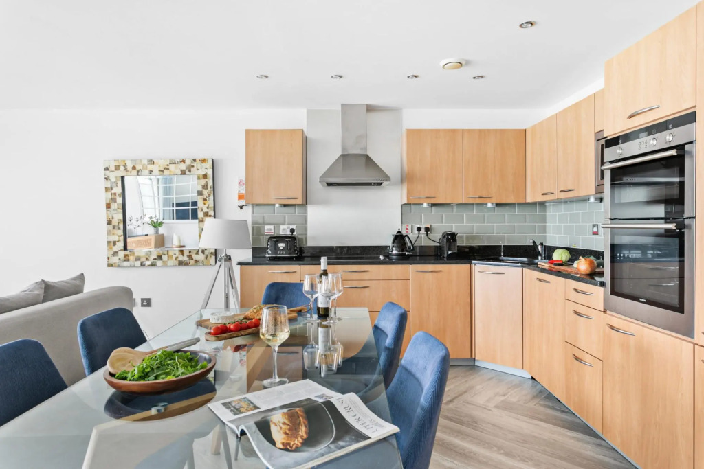 A7 Masts - Striking beachside apartment with beautiful sea views, private balcony and secure parking