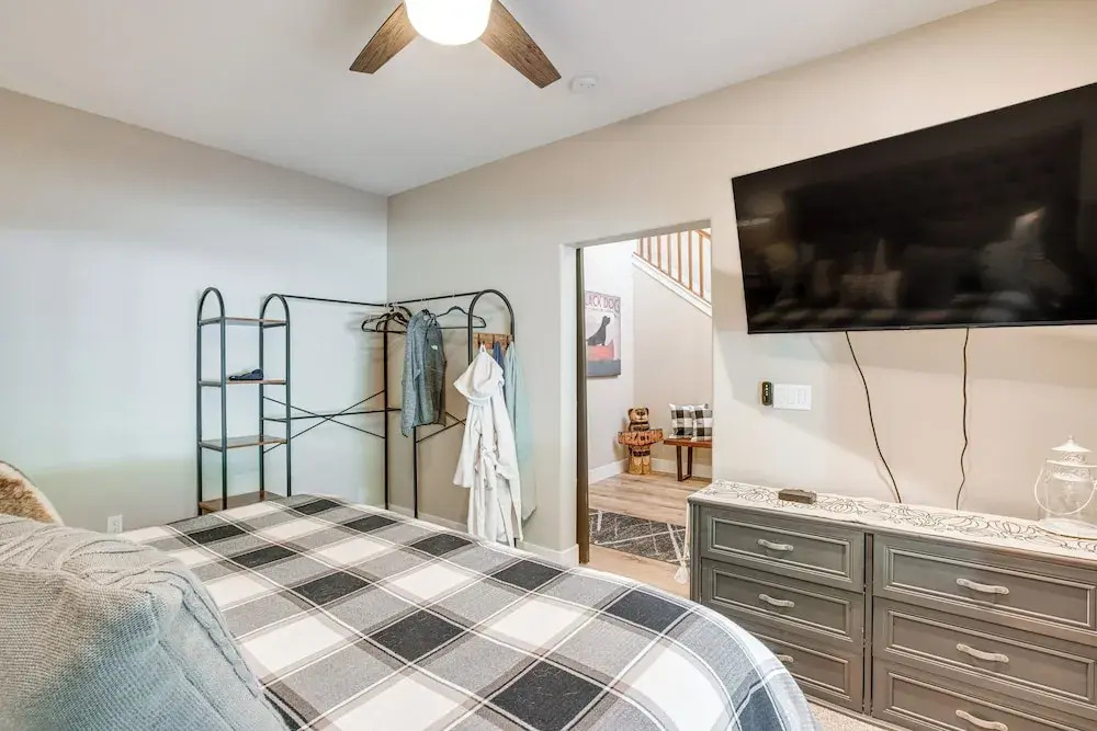 Game Room + Pool Access: Spacious Cabin in Arnold