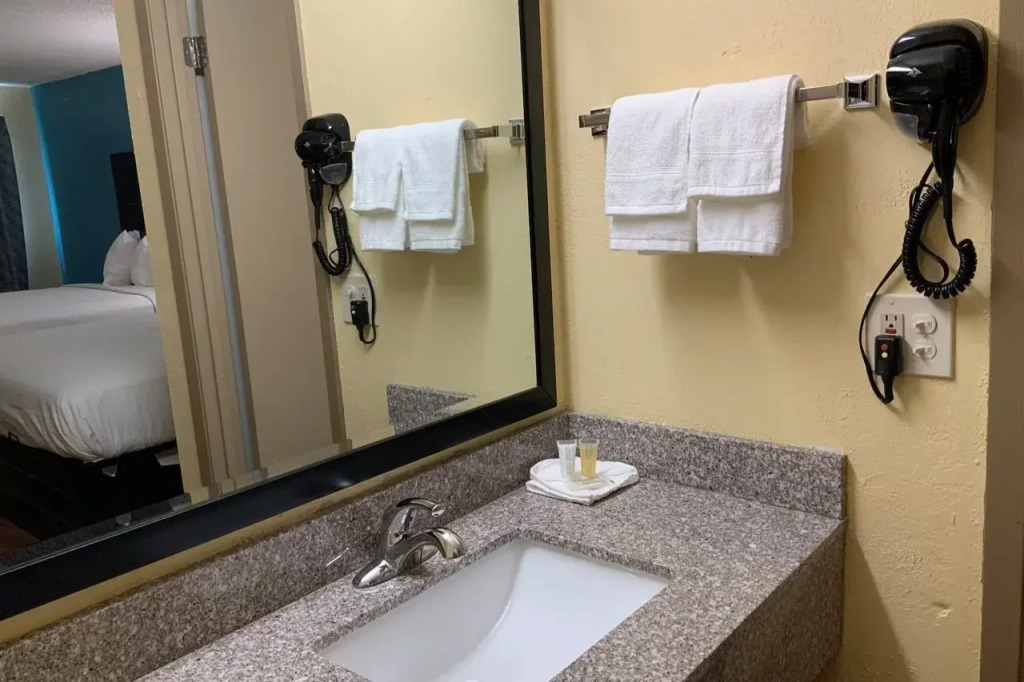 Days Inn by Wyndham Troy IL