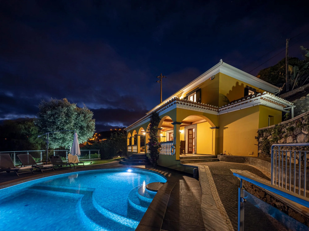 Lovingly restored old villa, heated pool, garden, sea views | Quinta Girassol