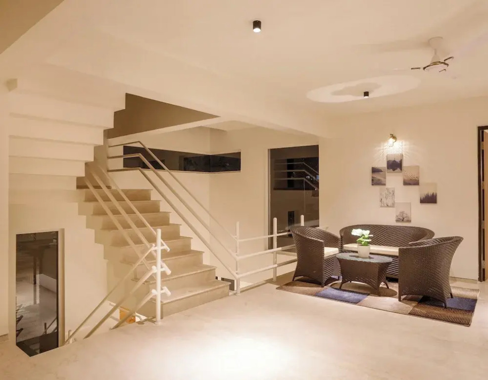 Golf View Home by StayJade Luxury HugeLawn4BHK