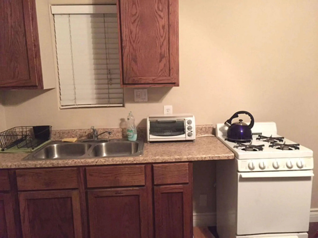 Great Tarzana Guest House