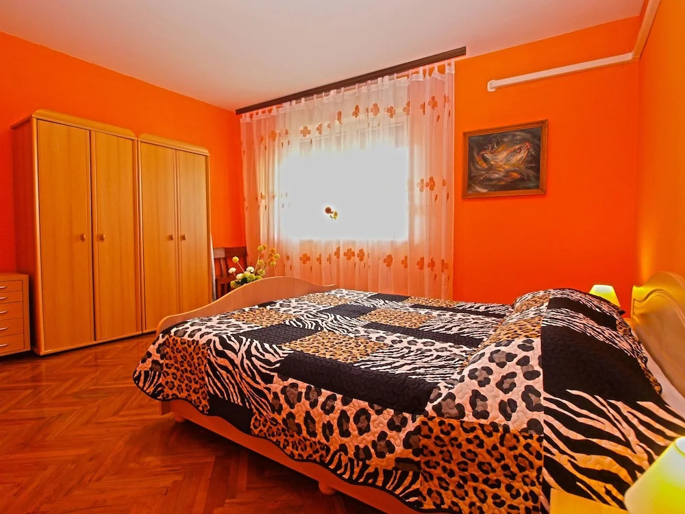 Apartment 1200