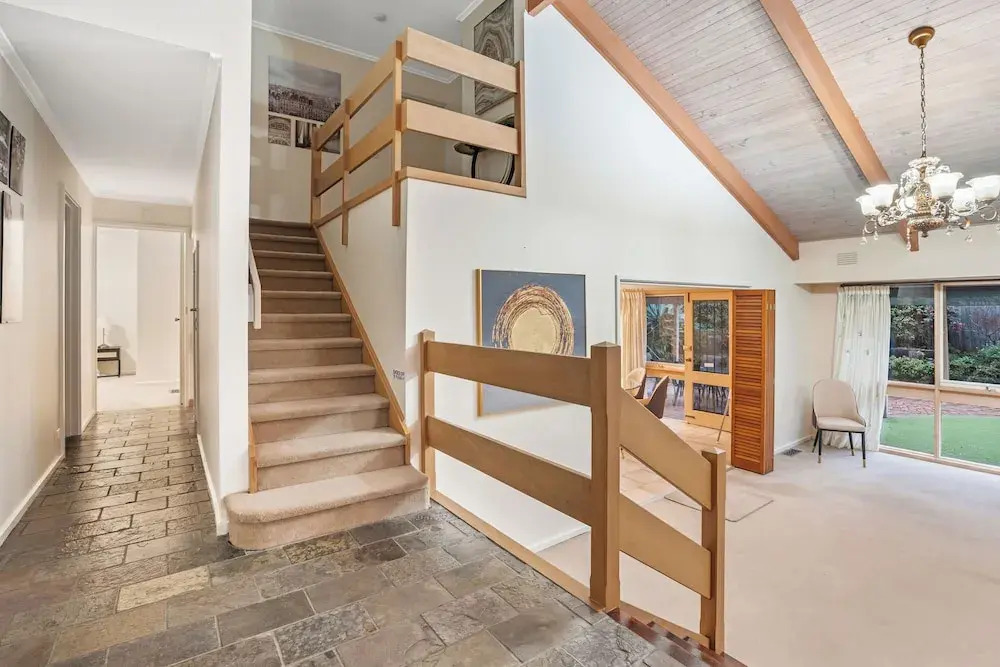 Stylish Retreat at Wheelers Hill 5BRM