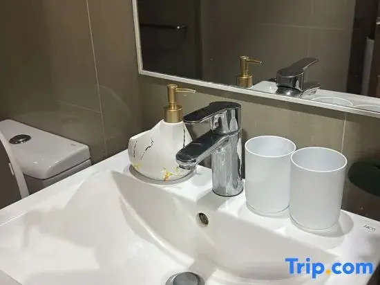 Lovely Unit with free wifi & netflix I across Naia Terminal 3 airport