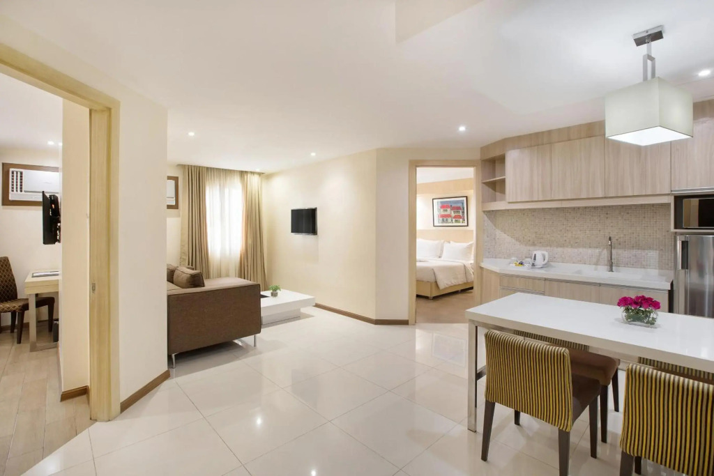 Golden Prince Hotel & Suites