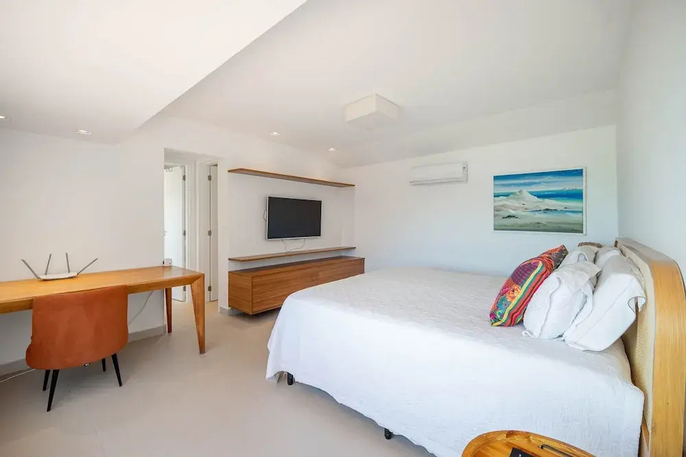 Bz77 Beachfront house with 4 suites!