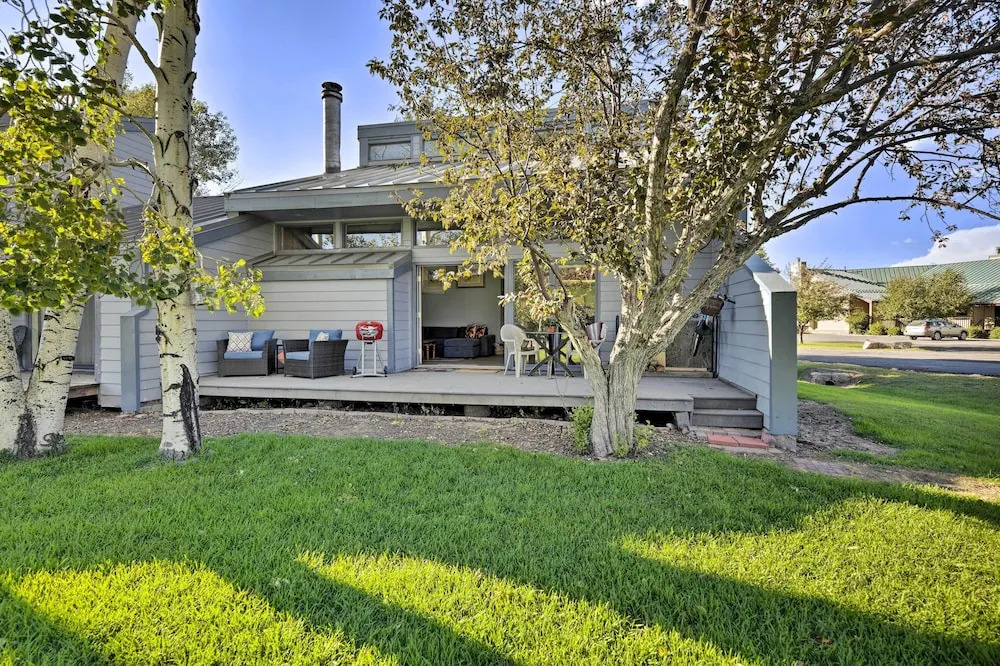 Sunny Pagosa Springs Escape w/ Deck & Views!
