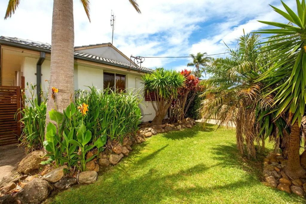 Sunbaker Beach House - 4 Mins to Beach - Pet Friendly with Fire Pit