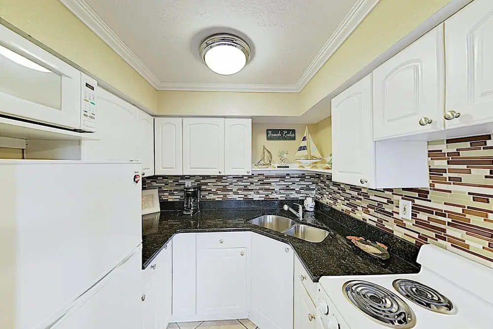 New Listing! All-suite - Steps To Beach 2 Bedroom Apts