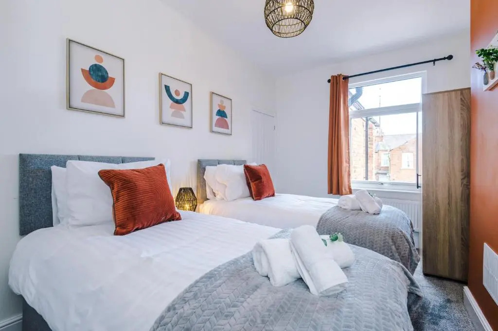 Spacious 4-bed house in Crewe by 53 Degrees Property, ideal for Business & Contractors, Great Location - Sleeps 8