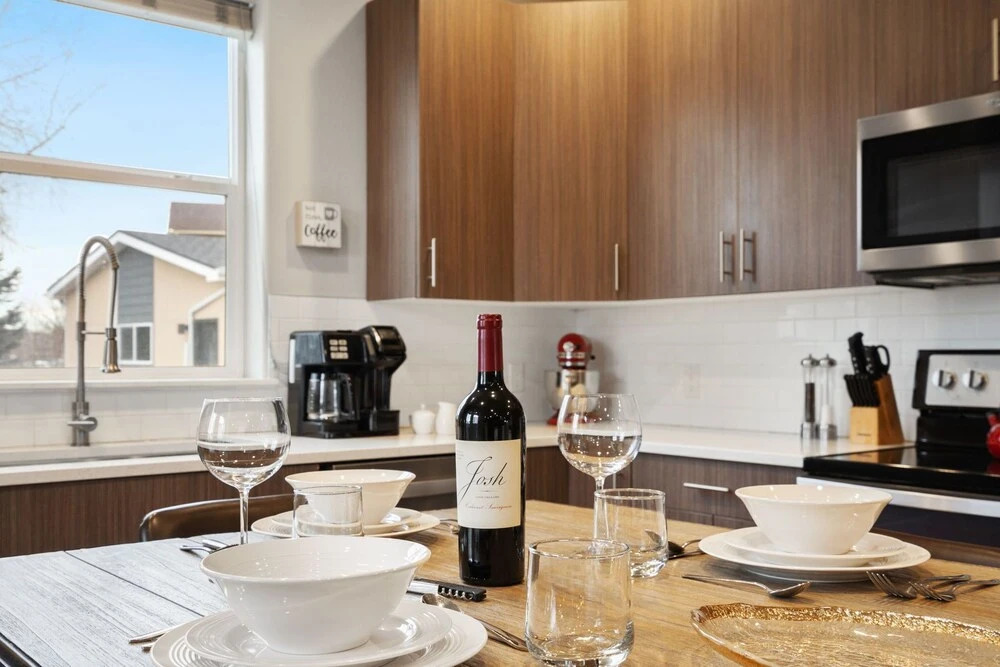 Elegant Oasis - Fireplaces, King Beds, Mtn Views!