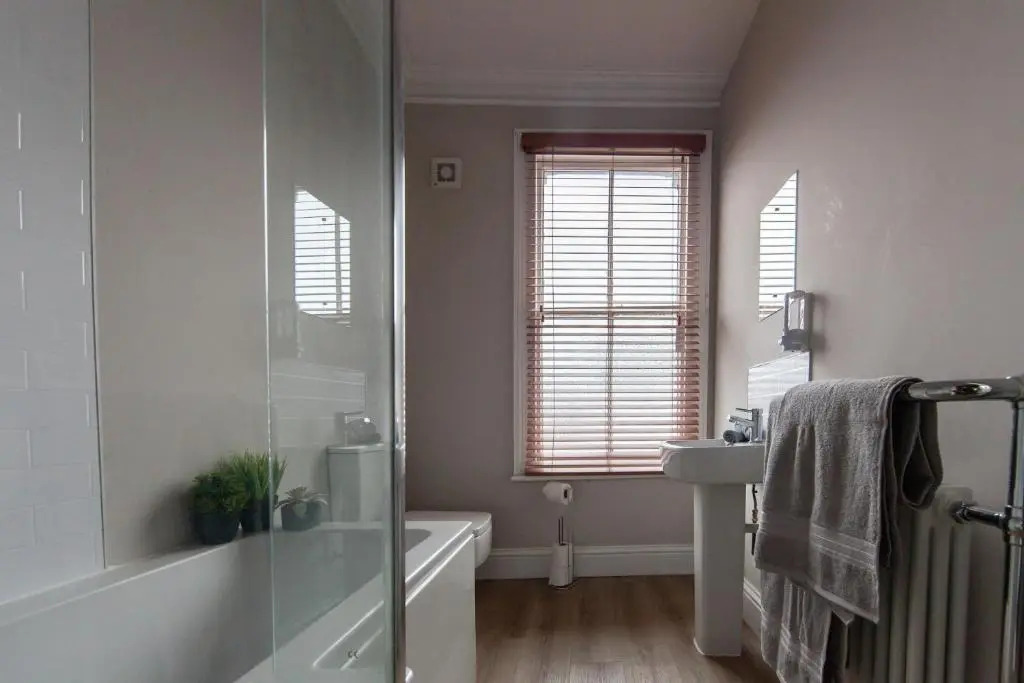 Large House - Contractors & Families & Private Parking